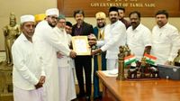  நாகூர் தர்காவுக்கு அரசு சார்பில் கட்டணமின்றி 45 கிலோ சந்தனைக் கட்டைகளை வழங்கினார் முதல்வர் விஜய்!