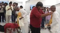 இளையராஜாவை நேரில் சந்தித்து காலில் விழுந்த கார்த்திக் சுப்புராஜ்.. நெகிழ்ச்சி காட்சி இளையராஜாவை நேரில் சந்தித்து காலில் விழுந்த கார்த்திக் சுப்புராஜ்.. நெகிழ்ச்சி காட்சி
