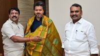 முதல்வர் விஜய்க்குப் பொன்னாடைக்கு பதிலாகப் புடவையை போர்த்தினாரா நயினார்? கொந்தளிக்கும் நெட்டிசன்கள்