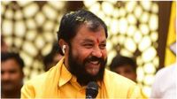 ట్రాఫిక్ కానిస్టేబుల్ గా మారిన ఎమ్మెల్యే చింతమనేని ప్రభాకర్.. వీడియో వైరల్! ట్రాఫిక్ కానిస్టేబుల్ గా మారిన ఎమ్మెల్యే చింతమనేని ప్రభాకర్.. వీడియో వైరల్!