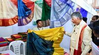 చేనేత చీరలు, బట్టలపై 40 శాతం డిస్కౌంట్, ఏపీలో స్టాల్స్ అక్కడే.. త్వరపడండి! చేనేత చీరలు, బట్టలపై 40 శాతం డిస్కౌంట్, ఏపీలో స్టాల్స్ అక్కడే.. త్వరపడండి!