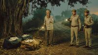 నమ్మలేని నిజం.. రోడ్డు పక్కన చెట్టు కింద నోట్ల కట్టలు!