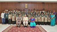 ఉపరాష్ట్రపతిని కలిసిన గుంటూరు జిల్లా విద్యార్థులు (వీడియో)