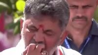 యాపిల్ సగం తిని జనంలోకి విసిరేసిన డీకే శివకుమార్, నెటిజెన్స్ ఫైర్ (వీడియో)..!!
