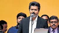 విజయ్ మరో సంచలనం.. బర్త్ డే వేళ వారికి భారీ కానుక..!
