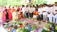 విజయమ్మతో కలిసి వైఎస్సార్ కు జగన్ నివాళి..!!