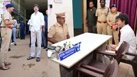 జైలుకెళ్లిన సీఎం విజయ్.. ఖైదీలతో ముచ్చట్లు! పోలీస్ స్టేషన్ లోనూ షాకింగ్ ఎంట్రీ