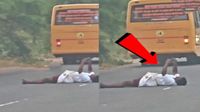 Viral Video: మద్యం మత్తులో నడిరోడ్డుపై పడుకుని.. రీల్స్ చూస్తూ..