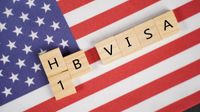 H1B, F1 Visa: అమెరికా ఎయిర్‌పోర్టుల్లో ఐసీఈ అటాక్.. భారతీయుల్లో ఆందోళన!