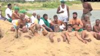 తమిళనాడులో రైతుల వింత నిరసన