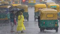 బెంగళూరులో అతిభారీ వర్షం- రోడ్లు జలమయం: విరిగిపడ్డ చెట్లు