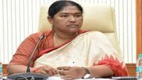 మహిళా పోలీసులపై చెయ్యేసి నెట్టేశారు, హరీష్ రావు షర్ట్ ఎలా విప్పుతారు: సీతక్క ఫైర్