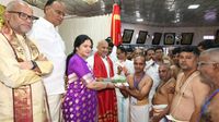 బ్రహ్మోత్సవాల వేళ.. టీటీడీ అర్చకులకు ఎంపీ వేమిరెడ్డి దంపతుల కానుకలు