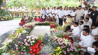 జగన్, షర్మిల ఒకే చోట...అయినా- వైఎస్సార్ ఘాట్ సాక్షిగా..!!
