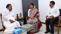 తమిళనాడు పీసీసీ హెడ్ క్వార్టర్ లో షర్మిల- భర్త అనిల్ ను వెంటబెట్టుకుని మరీ.. !!