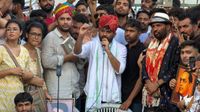 ముంబై పోరుకు సిద్దమైన కాక్రోచ్ లు..! సీఈసీ రాజీనామాపై తాడోపేడో..! 