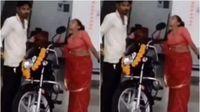 Video Viral: దసరాకు కొత్త బైక్ కొంటుండగా మహిళను ఆవహించిన దుర్గామాత.. షో రూమ్ సిబ్బందికి షాక్..!