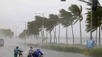 ఏపీ తీరానికి దూసుకొస్తోన్న సూపర్ సైక్లోన్: 140 కి. మీ వేగంతో ప్రచండగాలులు: బాపట్ల- విశాఖ మధ్య