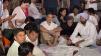 ధర్నా కొనసాగిస్తున్న రాహుల్, ప్రియాంక..! స్పందించిన ఈసీ వర్గాలు..!