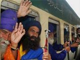 Sikh devotees cross over to Pakistan to celebrate Baisakhi