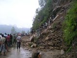 Landslips claim nine lives, Kochi airport runway closed