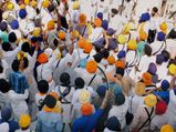 1,700 Sikh pilgrims cross over to Pakistan