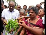 To reach out to miffed farmers, Karnataka CM plants saplings in Mandya district