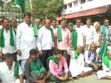 Farmers demand Kumaraswamy's apology;  hit streets in Bengaluru, Mandya