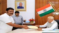 More trouble for coalition govt in Karnataka: 2 Cong MLAs quit; Kumaraswamy blames BJP