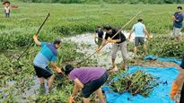 Fake: Karnataka cops are not making lockdown violators clean lakes 