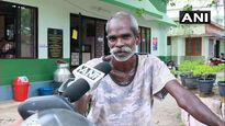 Kerala: Coconut tree climber supplies water, fruits to cops on lockdown duty