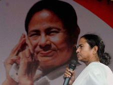 হিন্দু মুসলমান করবেন না, পুরুলিয়া থেকে কড়া বার্তা মমতার 
