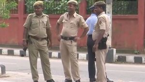 সাতসকালে ছুরি হাতে একেবারে এলোপাথাড়ি হামলা যুবকের! আহত বহু, আশঙ্কাজনক চার 