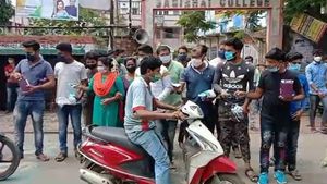 বসিরহাটে মাস্ক ও স্যানিটাইজার বিতরণের মাধ্যমে প্রতিষ্ঠা দিবস পালন করল তৃণমূল ছাত্র পরিষদ 