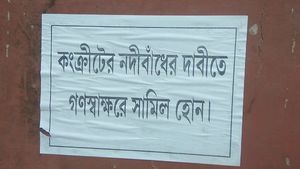 ক্ষতিপূরণ নয়, কংক্রিটের বাঁধ চাই, দাবি জানিয়ে গণপোস্টার