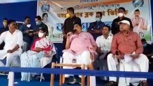 অনুব্রত মণ্ডলের সামনেই বুথ জ্যাম করে ভোট করার হুঁশিয়ারি তৃণমূল নেতার, ঢোক গিললেন কেষ্ট