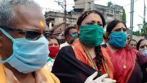 পাইকারি বাজার চালুর দাবিতে ধুন্ধুমার, মহিলা বিজেপি কর্মীকে আটক পুলিশের