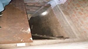 এক ধৃতের বাড়িতে সুরঙ্গ, মাদ্রাসা আর কায়েদা যোগ স্বীকার অপর ধৃতের! জঙ্গি জেরায় চাঞ্চল্যকর তথ্য  