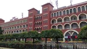 হাওড়া স্টেশন থেকে লক্ষাধিক টাকার চিনা সামগ্রী আটক
