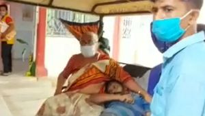 রাস্তায় পড়ে থাকা অসুস্থ ব্যক্তিকে হাসপাতালে পৌঁছে দিয়ে মানবিকতার নজির গড়লেন বৃদ্ধা নার্স