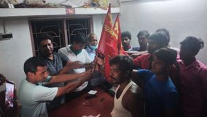 দলবদলেও উলটপুরান! তৃণমূলে ভাঙন ধরিয়ে ফরওয়ার্ড ব্লকে শতাধিক নেতা-কর্মী 