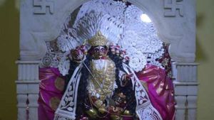 আসছেন দেবী দুর্গা , তবে লক্ষ্মী-গণেশ-কার্তিক-সরস্বতী ছাড়াই পুজো শেওড়াফুলি রাজবাড়িতে