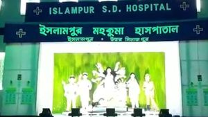 করোনা মোকাবিলায় প্রথম সারির যোদ্ধাদের সন্মানিত করল ইসলামপুরের পুজো 