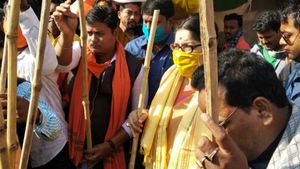 জোড়া ফুলের জোড়া মালিক! মুখ্যমন্ত্রী 'কথা'তেই দলত্যাগ শুরু,  কটাক্ষ লকেটের 