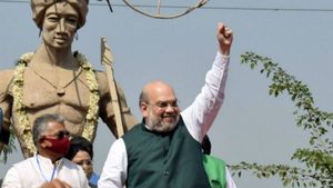 বিরসা মুণ্ডা নয় ভুল মূর্তিতে মালা অমিত শাহ, দাবি স্থানীয়দের, মূর্তি বিতর্কে তোলপাড় বাঁকুড়া