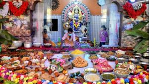 বৈকুণ্ঠপুরে ৬৫০ পদে ভোগ সাজিয়ে দেবী জগদ্ধাত্রী আরাধনা