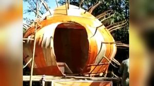 সামনের সারির যোদ্ধাদের সম্মান জানাতে করোনার থিম দক্ষিণ দিনাজপুরের এই মণ্ডপে