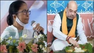 দলিতের বাড়িতে গিয়ে দেখনদারি, মালা দিয়েছেন ভুল মূর্তিতে! অমিত শাহকে নিশানা মমতার 