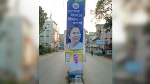 মমতার হোর্ডিং-এর পাশেই 'ভূমিপুত্র' শুভেন্দু! সভার আগে ছয়লাপ মেদিনীপুর শহর 