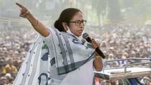 আজ বোলপুরে মমতার সভা, শাহের পাল্টা সভায় শক্তি প্রদর্শনের চ্যালেঞ্জ তৃণমূলের